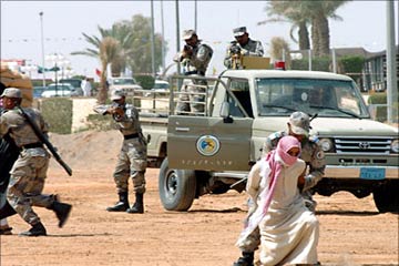 اشباكات بين الجيش السعودي والاهالي في منطقة العوامية شرقي المملكة