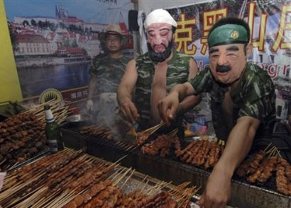 صدام وبن لادن يشوون الكباب في إحدى مطاعم الصين - تقرير مصور -