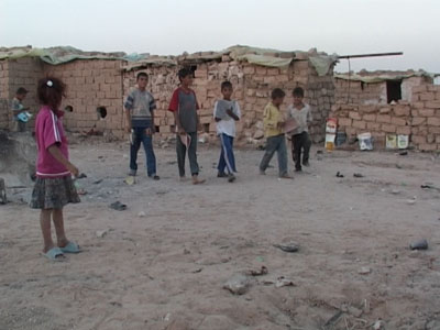 قريتان في كربلاء بلا خدمات ومنظمة انسانية تعتزم انارة القريتين بالطاقة الشمسية (مصور)