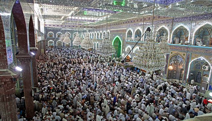 تقرير مصور :كربلاء في ليلة عرفة وحشود الزائرين تترى لمرقد الحسين عليه السلام