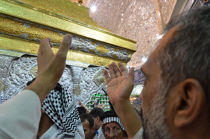 بالصور:زوار كربلاء يحييون يوم عرفة عند قبر سبط النبي محمد صلى الله عليه واله وسلم