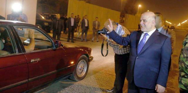 بالصور :العبادي يستقبل سيارات المواطنين بالمنطقة الخضراء