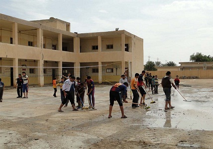 أكثر من (100) طالب يقومون  بحملة لتنظيف المدارس في قضاء عين التمر 84كم غرب كربلاء المقدسة .