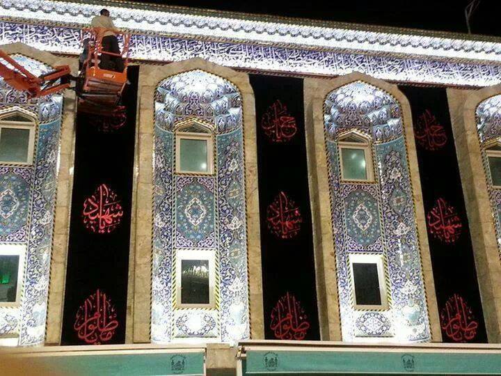 صورة حديثة أثناء تلبيس الحائر الحسيني بالسواد استعدادا لعاشوراء