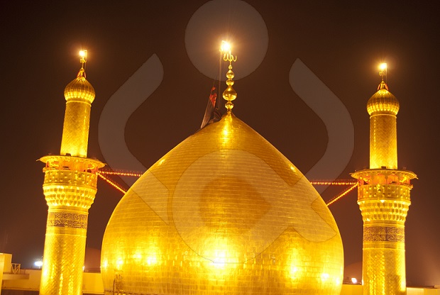 كربلاء تستبدل رايتي قبتي الامامين الحسين واخيه العباس عليهما السلام وسط حشد جماهيري(مصور)