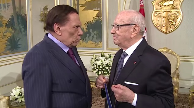 عادل امام يمازح الرئيس التونسي اثناء تكريمه