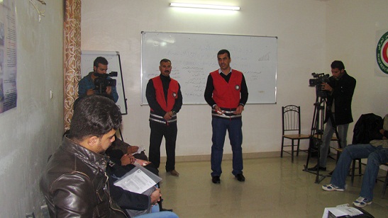 الهلال الاحمر في كربلاء يقيم دورة عن (السلامة العامة للصحفيين) تستمر ثلاثة ايام