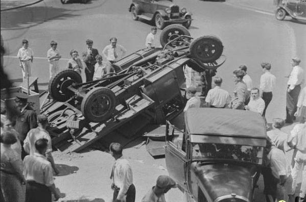 صوره ارشيفية نادرة لحادث مروري وقع في الثلاثينات من القرن الماضي
