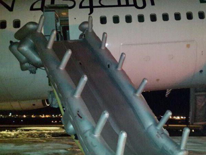 بالصورة :طائرة سعودية قادمة من إيران تهبط اضطرارياً دون عجلات