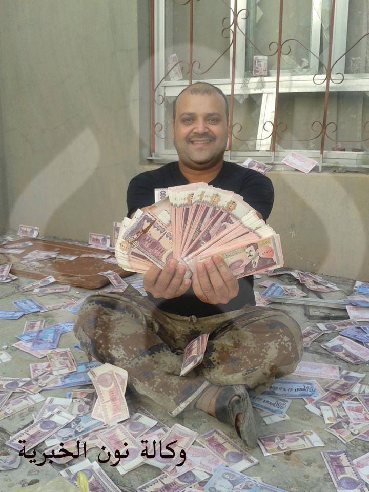 شاهد بالصور :رجال الحشد الشعبي يعثرون على كميات كبيرة من العملة القديمة في احد المنازل المحررة بناحية يثرب