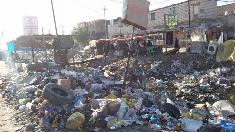 بالصور: منطقة الجاير القريبة من مقر حكومة كربلاء تشكو من تراكم النفايات في البزل وتحذر من امراض بيئية