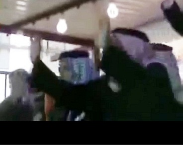 تقرير مصور :متظاهرو الأنبار يضربون مشايخ الجنوب الذين جاؤا لنصرتهم وتأييدهم بالقناني