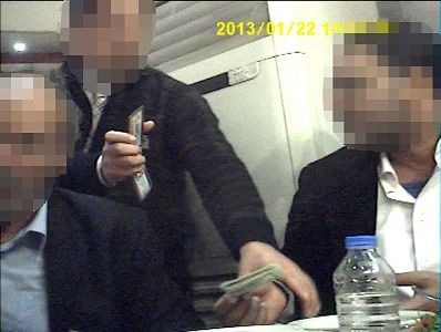 ضبط حماية احد القضاة ووسيط آخر حاولا ابتزاز مواطن مقابل ادعائهما إصدار مذكرة قبض ضد خصومه+صورة