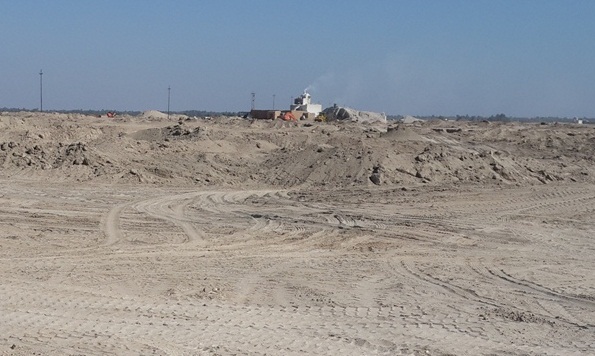 بالصور:ويستمر مسلسل سرقة المال العام في كربلاء شاحنات تهرب اتربة من منطقة المجصة بشكل غير قانوني