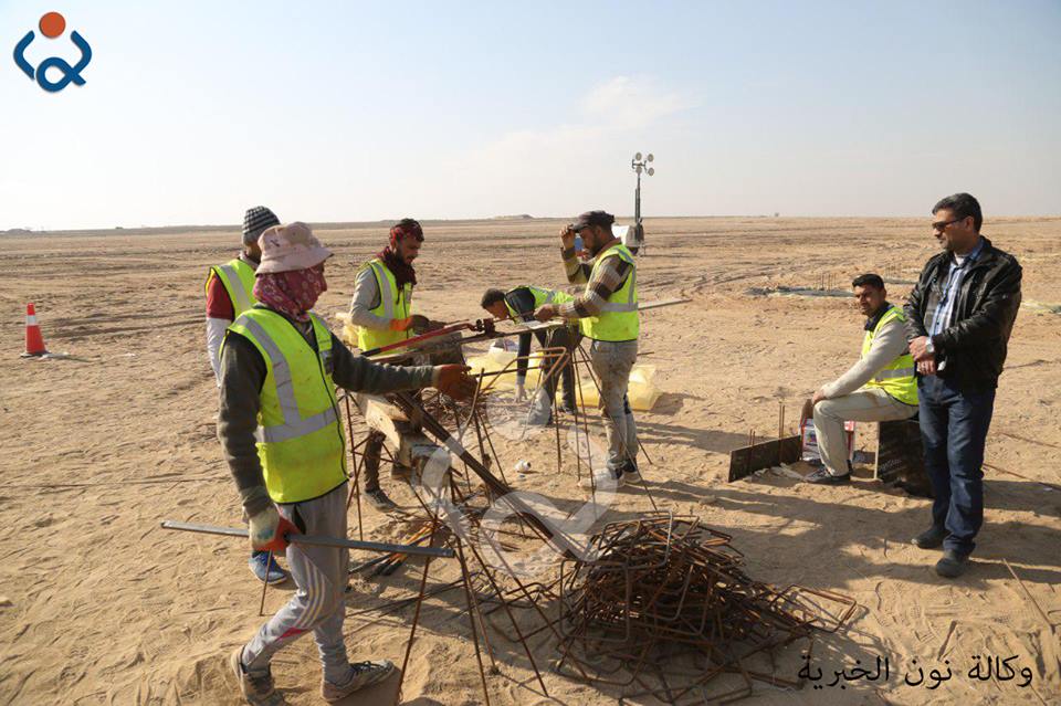بالصور:اليات الشركة البريطانية مستمرة بعمليات الحدل والتسوية بمطار كربلاء الدولي