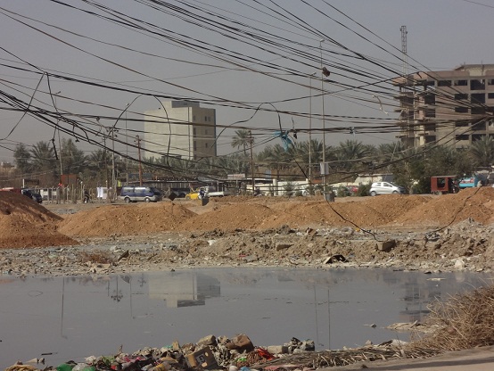 مدخل كربلاء الشمالي يتحول الى مكب للنفايات وتجمع للمياه الاسنة (مصور)