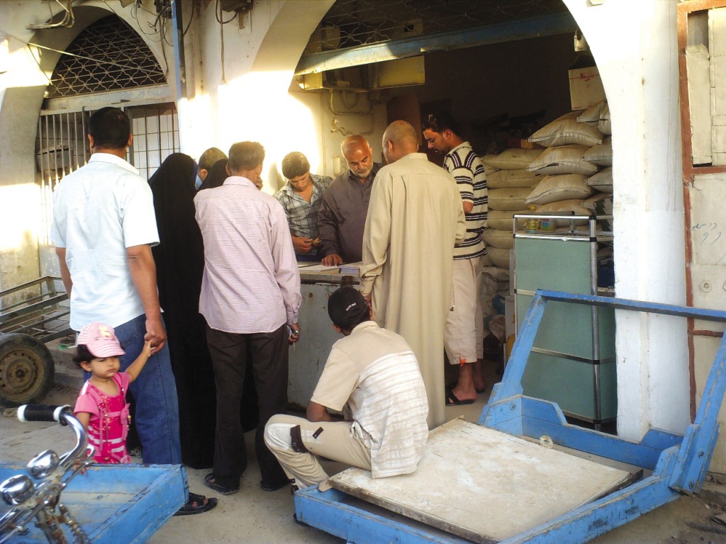 التجارة تعلن حجب البطاقة التموينية "مؤقتاً" لمن تزيد أعمارهم على 96 عاماً