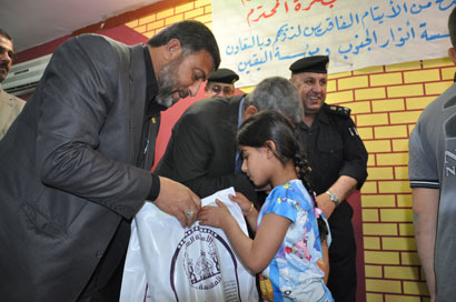 العتبة الحسينية تمنح ايتام البصرة هدايا عينية (مصور)