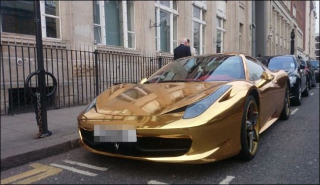 صور:عراقي يجوب لندن بسيارة " Ferrari "مطلية بالذهب