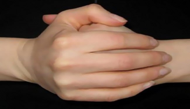 مرض خطير لمن (يفرقع) أصابعه تعرفوا عليه واحذروه!