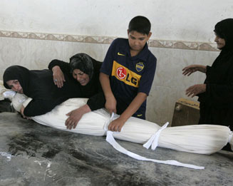 حداد في تكريت على ثلاثة طلاب قتلهم مسلح من القاعدة على مقاعدهم المدرسية