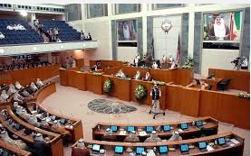 استقالة نائبين جديدين من البرلمان الكويتي لرفض المجلس مساءلة رئيس الوزراء على خلفية شبهات فساد