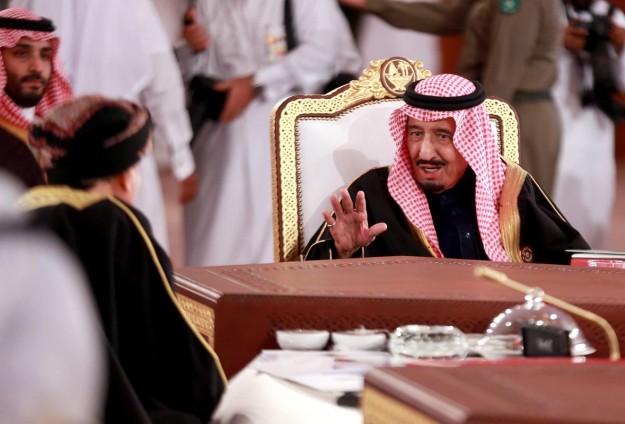 العاهل السعودي يقيل رئيس المراسم الملكية