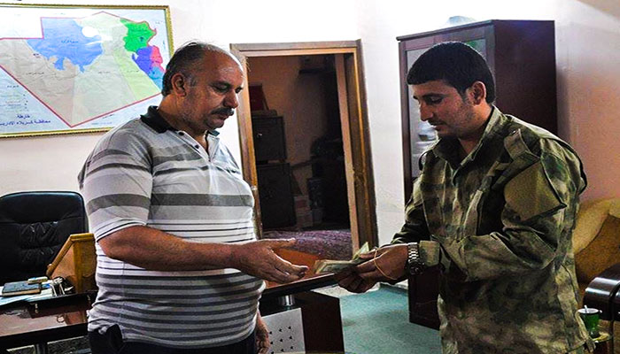 بالصور:كربلائي من الحشد الشعبي يسلم مواطن (تكريتي) مبلغ مالي ومجوهرات في كربلاء