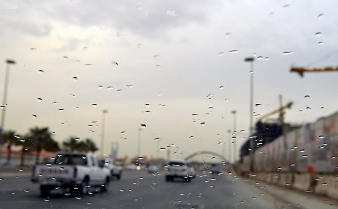 طقس غائم ممطر غداً في المناطق كافة