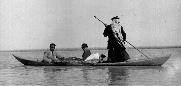 صورة ارشيفية لآخر ملوك العراق في رحلة صيد باهوار الجنوب