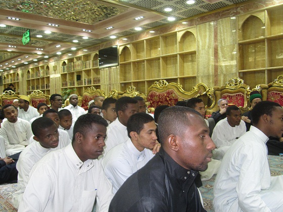 وفد من مدغشقر وجنوب افريقيا يحضر مجلس عزاء في كربلاء وممثل المرجعية يحثهم على تعلم اللغة العربية