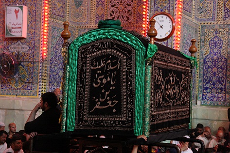 نعش الإمام موسى بن جعفر عليه السلام  يطوف كربلاء في ذكرى استشهاده (مصور)
