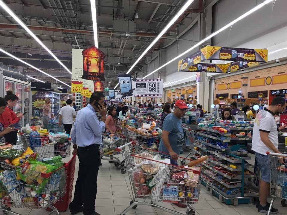 بالصور: تدافع القطريين في المتاجر للتبضع تحسباً لإغلاق الحدود البرية مع السعودية