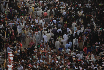 100 الف زائر عربي واجنبي دخلوا كربلاء لاحياء النصف من شعبان