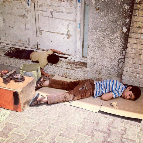 صورة لأطفال يتخذون من الرصيف مكانا لنومهم في العراق