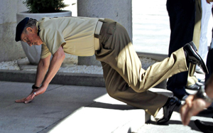 ملك إسبانيا يسقط على وجهه أمام الكاميرات