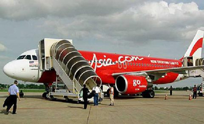 شخص يرمي بنفسه من الطائرة