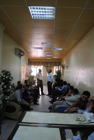 مراجعو مبنى مجلس محافظة كربلاء يشكون قلة الخدمات وضيق المكان