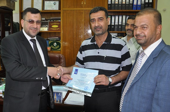 مفوضية كربلاء تكرم رئيس تحرير وكالة نون الخبرية لجهوده في تغطية الانتخابات النيابية الاخيرة بشكل حيادي