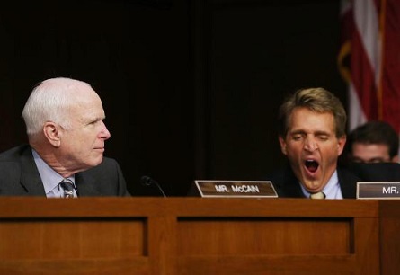 أحد أعضاء مجلس الشيوخ الأميركي يتثاءب أثناء مناقشة توجيه ضربة عسكرية لسوريا