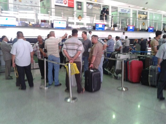 عوائل عراقية تفترش ارض مطار النجف الاشرف بسبب عدم الالتزام ادارة المطار بمواعيد السفر(مصور)