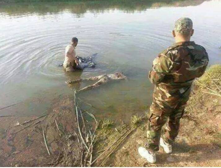 بالصور:جثث شهداء قاعدة سبايكر المغدورين في تكريت تطفو علی نهر دجله