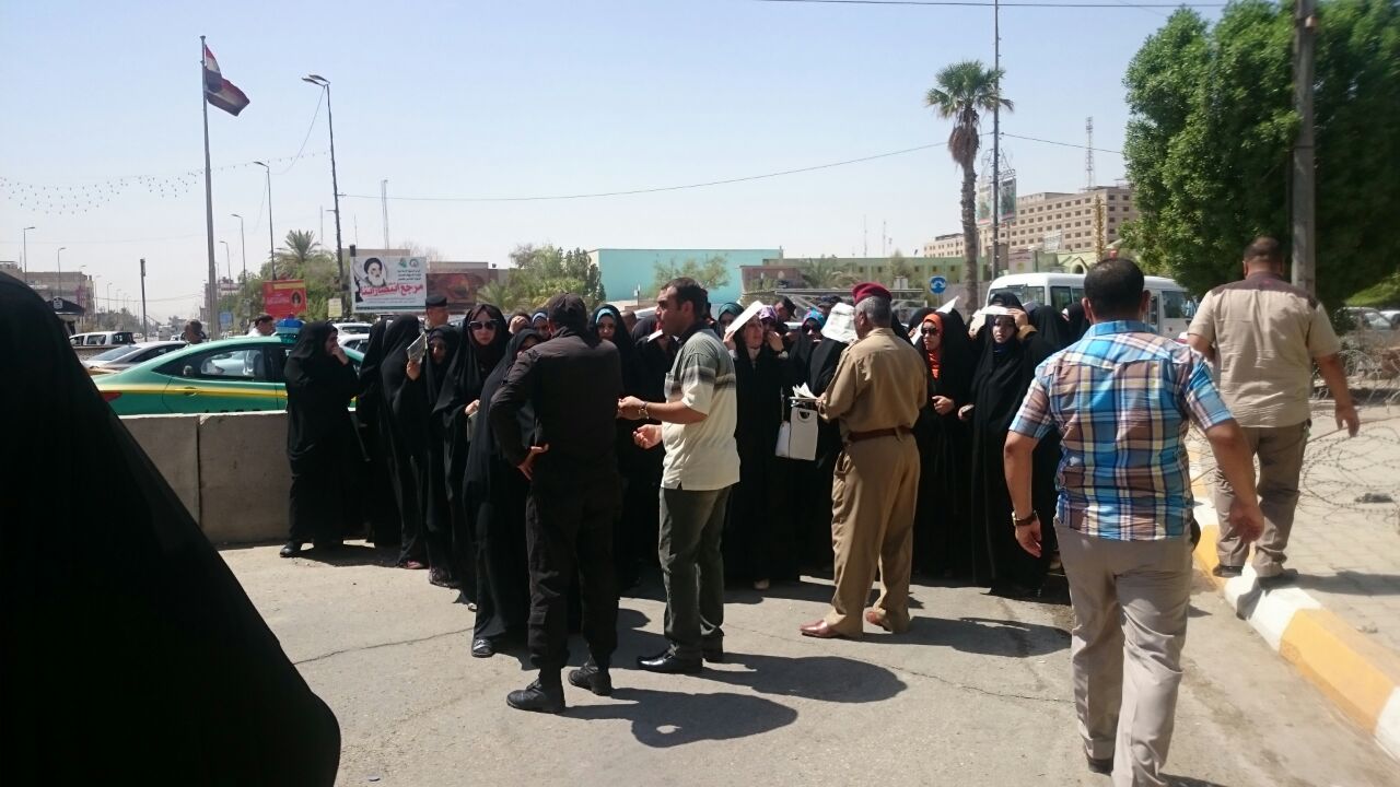 بالصور:متظاهرون يمنعون سيارات المسؤولين من دخول مبنى محافظة كربلاء احتجاجا على عدم صرف رواتبهم لخمسة اشهر