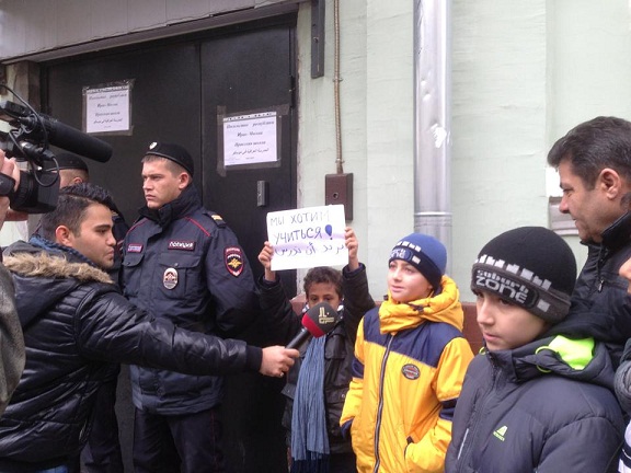 بالصور :القوات الروسية تحتجز دبلوماسيين عراقيين والقائم بالإعمال العراقية وتمنع الطلبة العراقيين في دخول مدرستهم