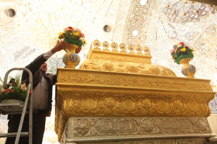 شاهد كيف توضع الزهور على ضريح سيد الشهداء الامام الحسين لمناسبة عيد الاضحى +صور