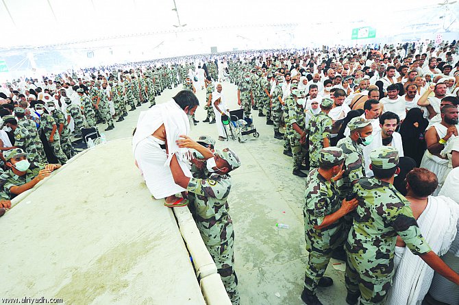 بالصور:مسن يفاجئ الحجاج برمي الجمرات بطريقة تذهل الجميع