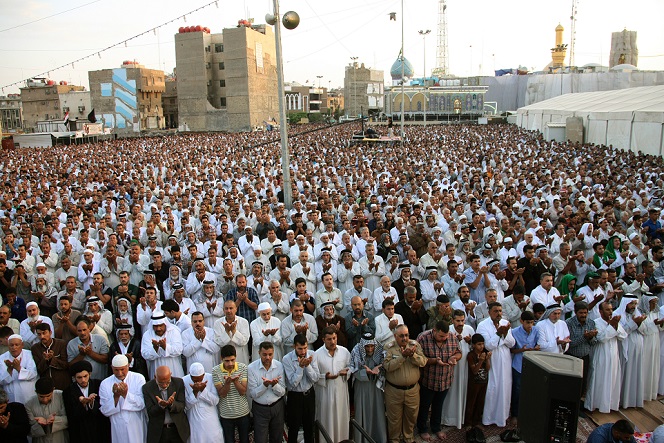 بالصور :الشيخ حبيب الكاظمي يؤم صلاة العيد وسط كربلاء