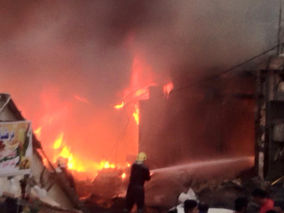 بالصور: تفجير سيارة مفخخة داخل سوق شعبي غربي البصرة