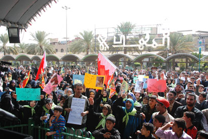 كربلاء :تظاهرة بحرينية في  بين الحرمين والمتظاهرون يؤكدون وجود انتهاك للاعراض بحق معتقلات بحرينيات (مصور)