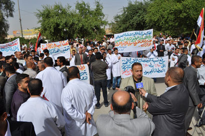 اعتصام لذوي المهن الصحية امام مبنى دائرة صحة كربلاء